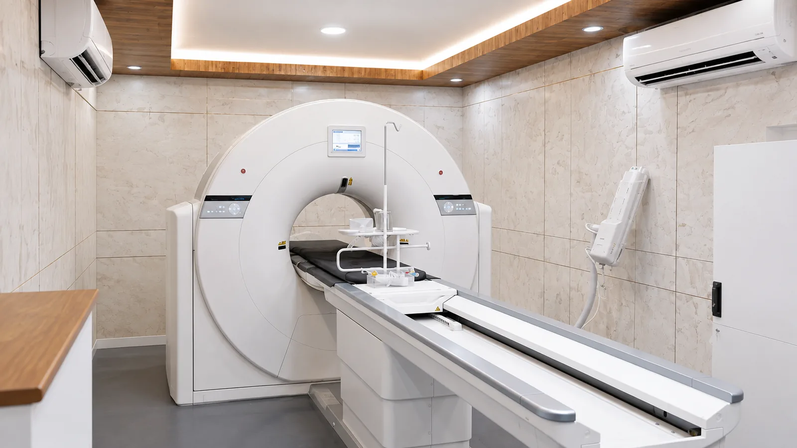 CT scanner and patient table